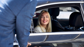 Transfer Limousine Service Chauffeur Foto iStock Photographer.jpg